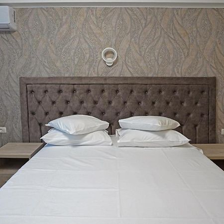 Hotel Tiara Плоещ Екстериор снимка