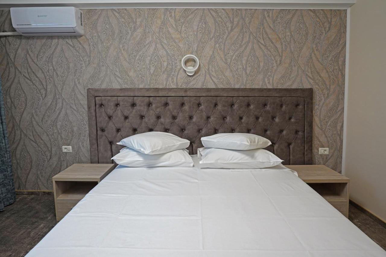 Hotel Tiara Плоещ Екстериор снимка