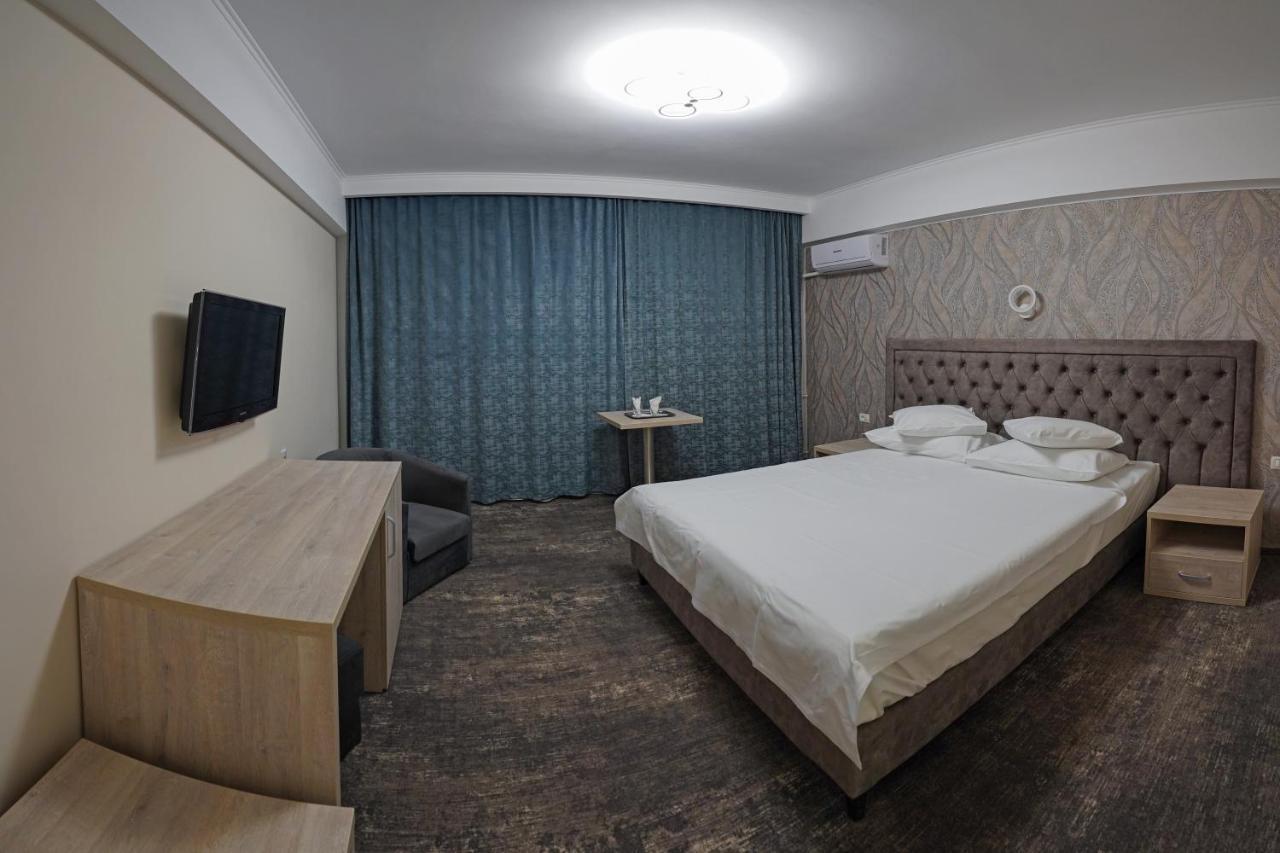 Hotel Tiara Плоещ Екстериор снимка