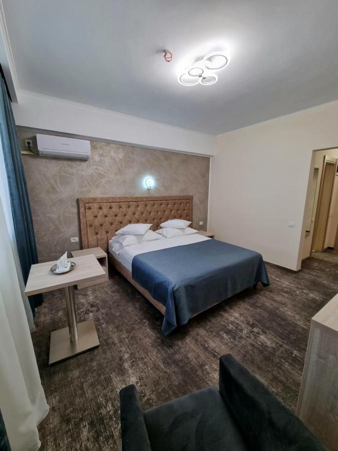 Hotel Tiara Плоещ Екстериор снимка