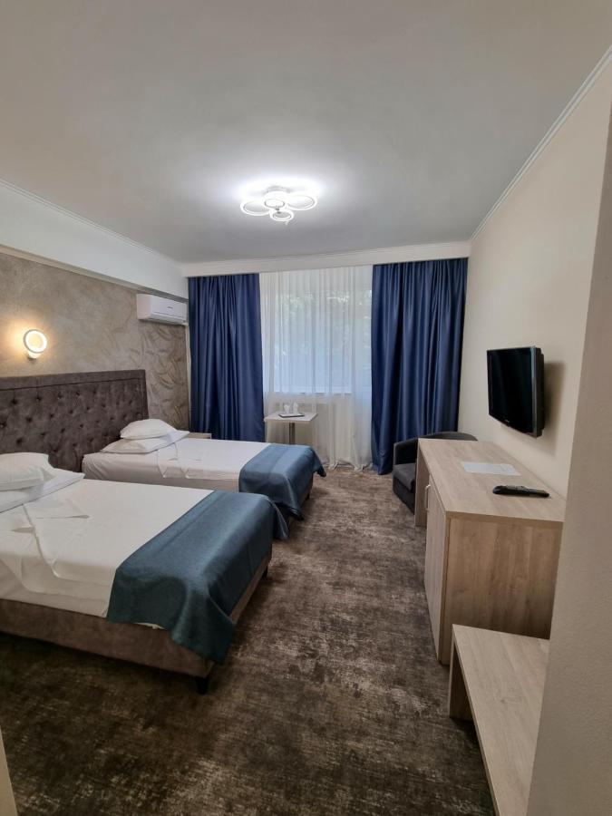 Hotel Tiara Плоещ Екстериор снимка