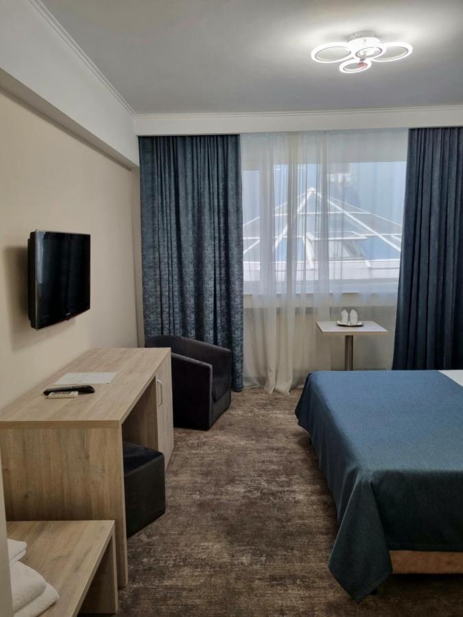 Hotel Tiara Плоещ Екстериор снимка