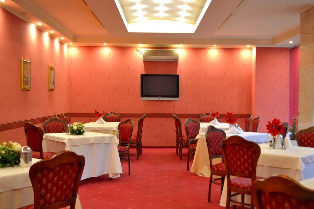 Hotel Tiara Плоещ Екстериор снимка