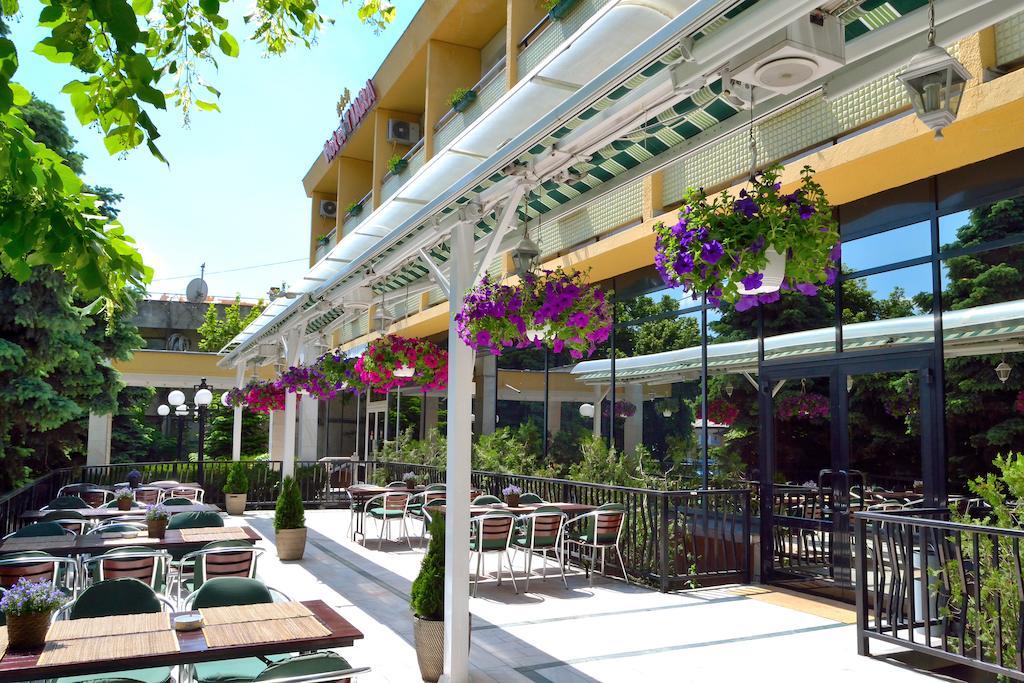 Hotel Tiara Плоещ Екстериор снимка